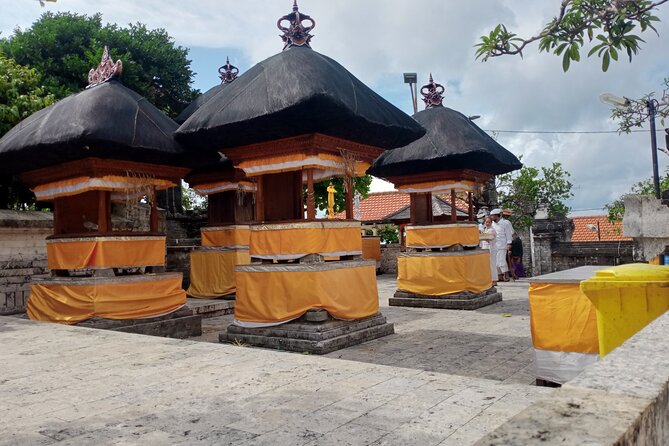 All Inclusive Kecak Dance and Uluwatu Temple Admission Ticket - Waiting for the show in the heat