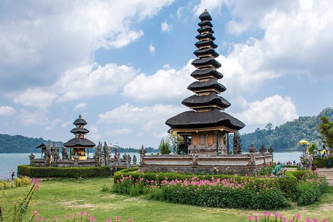 All Inclusive Sekumpul Waterfall Trekking , Handara Gate & Temple - Lunch at a local warung