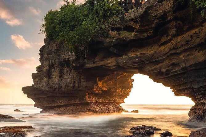 All inclusive Tanah lot & North Bali Tour: Jatiluwih, Ulun Danu - Ulun Danu Bratan: temple, lake, and mountain views