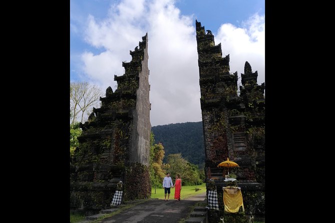 Bali Beautiful Insta with Real Bali Swing - Ulun Danu Beratan Temple beside the lake