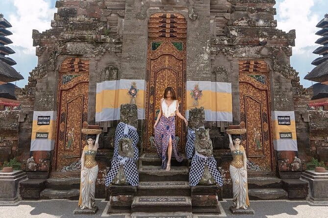 Bali: Bedugul Temple, Banyumala Waterfall, UNESCO Rice Terrace - The morning drive to Ulun Danu Bratan Temple