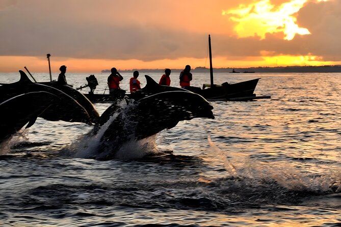Bali Dolphin Watching Sunrise Tour in Lovina Beach - Ulun Danu Beratan Temple and the lake setting