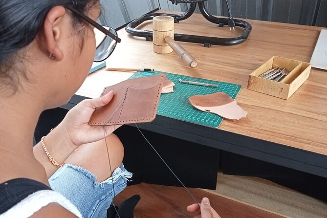 Bali Leather Craft Workshop - 6 hours ( canggu / seminyak) - Cutting the pattern and choosing your project