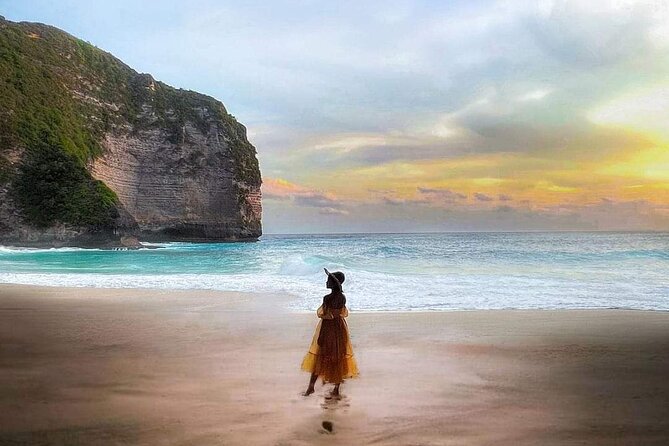 Bali : Nusa Penida with Lunch ,car, driver - Broken Beach and the circular opening in the coast