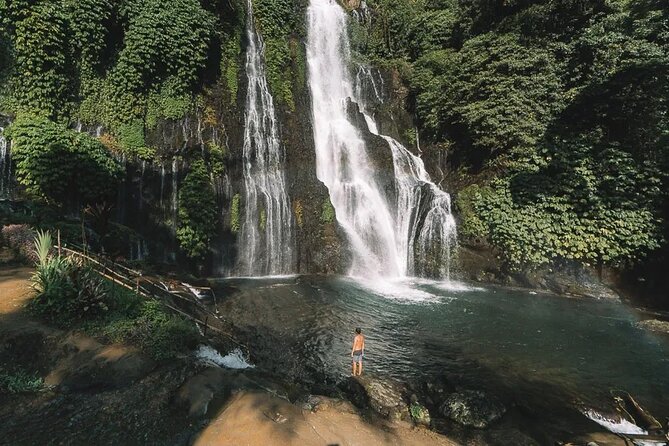 Bali Private Tour: Handara Iconic Gate, Watefall and Temple - Handara Iconic Gate and the art of the quick photo