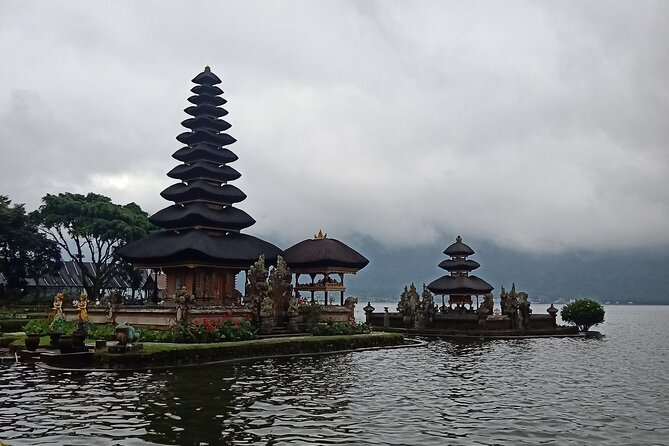 Bali Tanah Lot, Ulun Danu Beratan & Jatiluwih Rice Terrace - Tanah Lot at the edge of the sea
