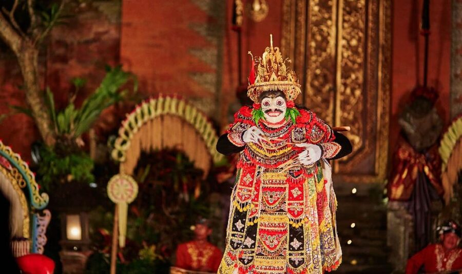 Bali: Ubud Palace Legong Dance Show Ticket - Reaching the palace and finding the entrance
