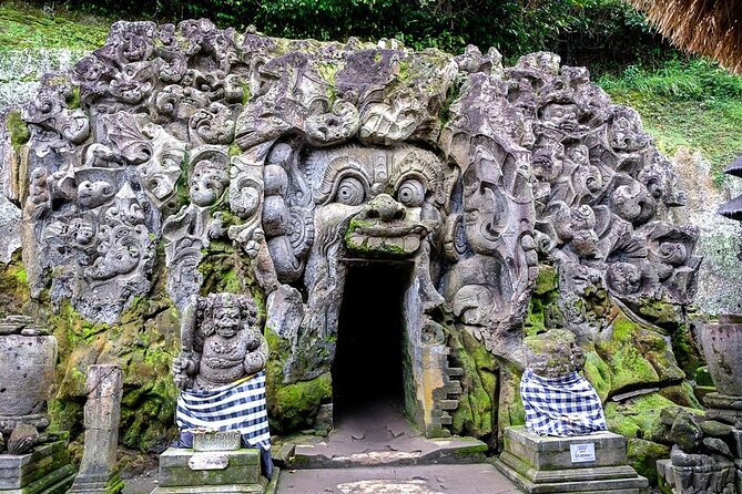 Bali Ubud Tour: Monkey Forest, Waterfall & Rice Terrace - Browsing Ubud Art Market