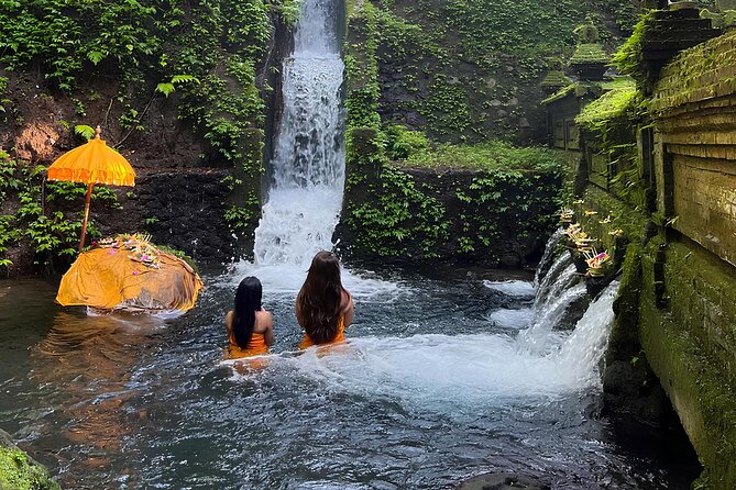 Bali: Water Purification at Pura Mengening - Receiving the offering and preparing to pray