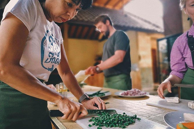 Balinese Cooking class with traditional morning market visit - Cooking several Balinese dishes by hand