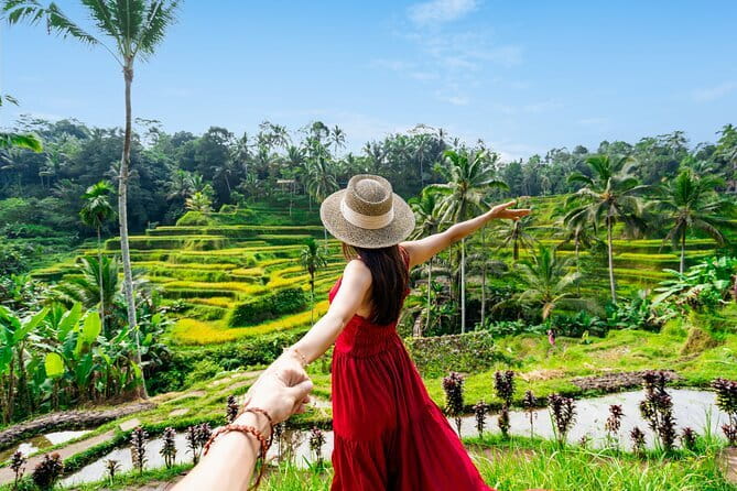 Banyumala Waterfall, Jatiluwih, Ulun Danu and Tanah Lot tours - Ulun Danu Bratan beside the lake
