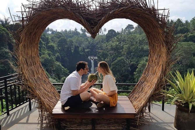Best of Bali Jungle Swing with Ubud Sightseeing Tour - Tegenungan Waterfall and the included towel
