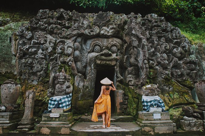 Best of Ubud Attractions: Private All-Inclusive Tour - Monkey Forest, one hour among 700 macaques