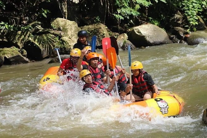 Best Of Ubud Rafting And Swing All Inclusive - Lunch after the river run