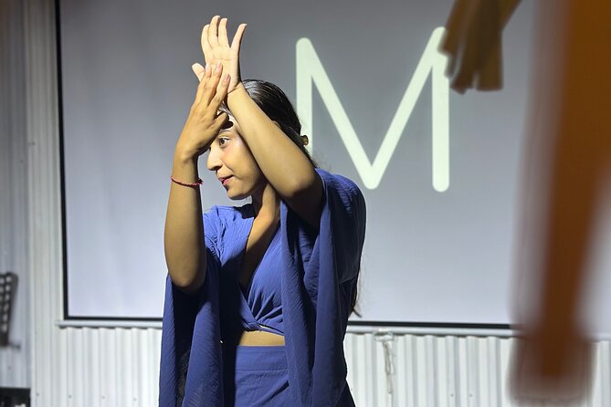 Canggu: Drag Show with Dinner - Learning sign language during the breaks