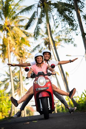 Canggu Scooter Lessons - Moving from balance drills to a quiet village street