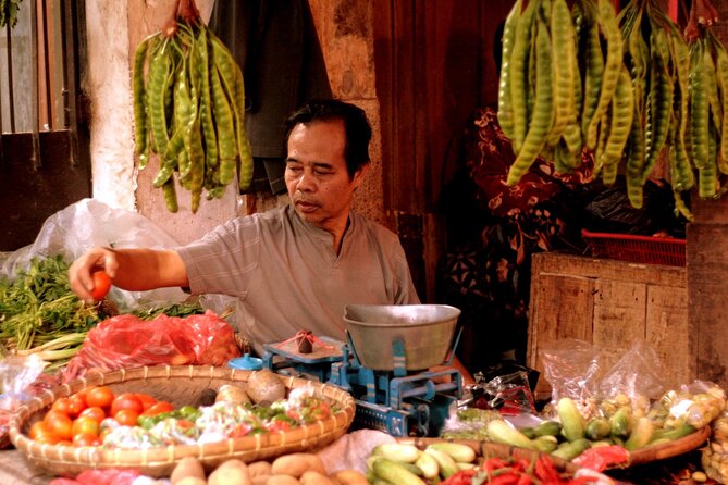 Denpasar Night Market Food Tour - Nasi goreng and nasi campur in their natural setting