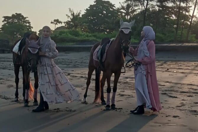 From Ubud 1 Hour Horse Riding at The Beach Experiences - One hour along the sandy coast