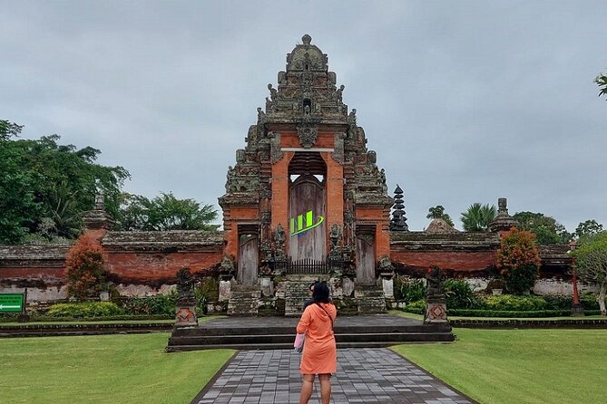 Half-Day Private Tour to Tanah Lot and Bali Royal Temple - Pod Chocolate for a change of pace