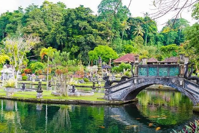 Heaven Gate (Lempuyang) - Tirta Gangga - FREE WIFI - Putu’s role makes the private format worthwhile