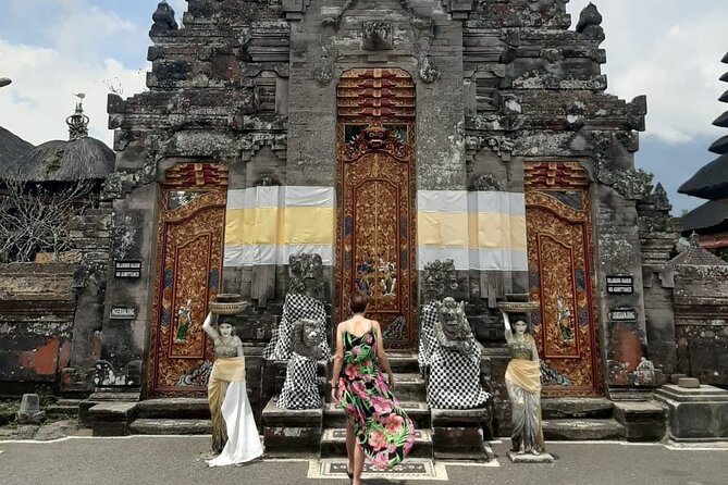 Instagram Tour Popular Spot in Bali - Private & All-inclusive - Walking into Tukad Cepung Waterfall