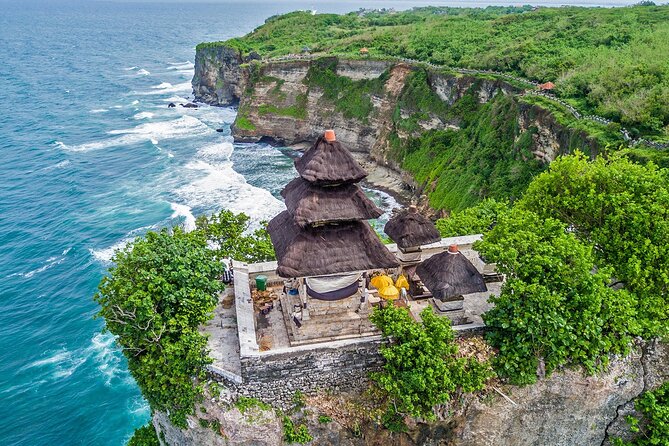 Kecak Fire Dance and Sunset at Uluwatu Temple All Inclusive - The monkeys require serious attention