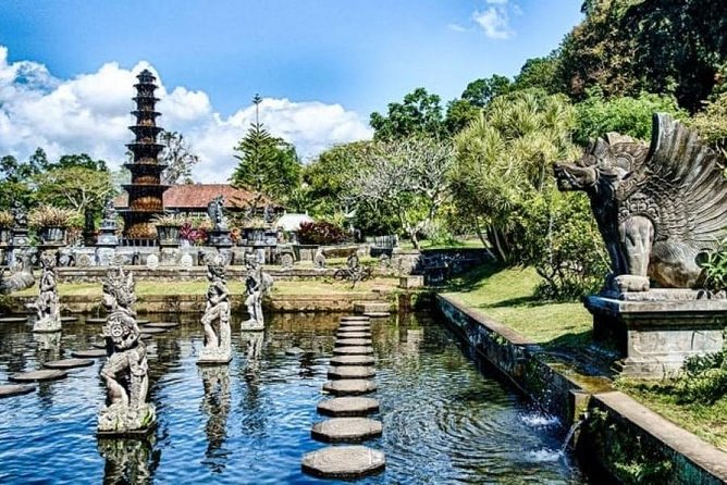 Lempuyang Temple Tour With Lunch and Pick Up - What the private guide adds