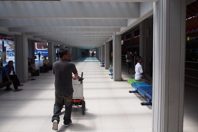 Private Arrival Transfer: Bali Airport to Ubud Area - The private minivan and the roughly one-hour ride