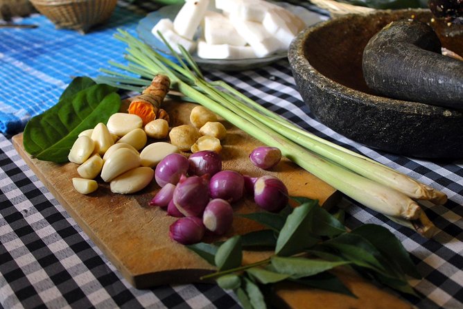 PRIVATE Authentic Balinese Cooking Class in Ubud at Putu's Home - Lunch or dinner, and what the timing means