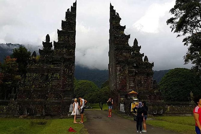 Private Tour: Ulun Danu Temple-Handara Gate-Wana Giri Hill&Tanah Lot Sunset - Tanah Lot at sunset: a strong finish with a timing risk