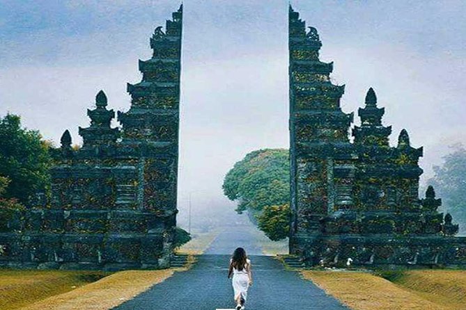 Private Tour: Ulun Danu Temple-Handara Gate-Wana Giri Hill&Tanah Lot Sunset - Handara Gate: Bali’s famous framed photograph