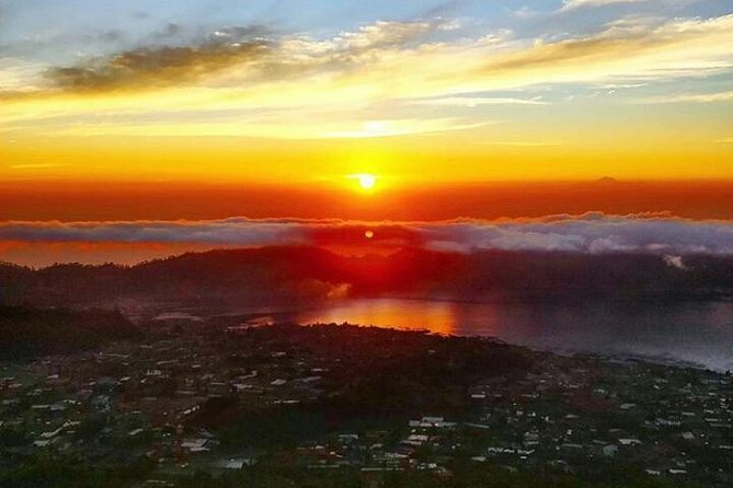 Sunrise mount batur trecking all inclusive - Reaching the crater rim before sunrise