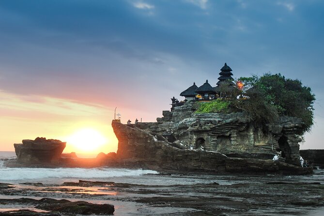 Tanah Lot - Jatiluwih (UNESCO) - Beratan lake -Hidden hill (Wanagiri)-FREE WI-FI - Tanah Lot: a dramatic first stop by the sea
