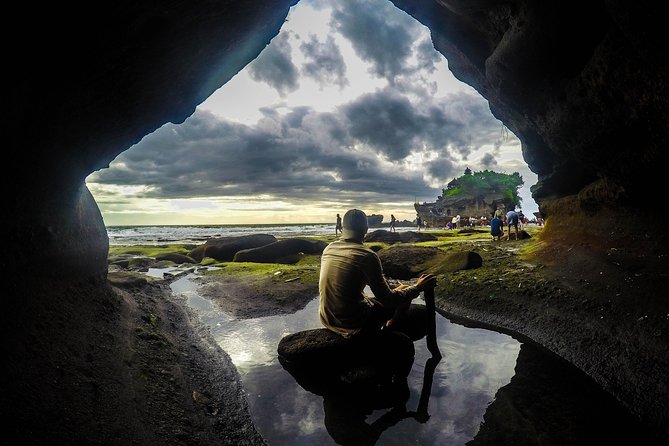 Tanah Lot Temple, Waterfall & Ubud Tour (Private & All-Inclusive) - Kanto Lampo Waterfall: black rock and a wet hour