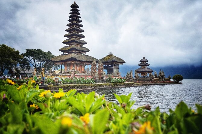Tanah Lot Tour: Discover Bali’s Iconic Temple and Stunning Views - Batu Bolong, a quick coastal introduction