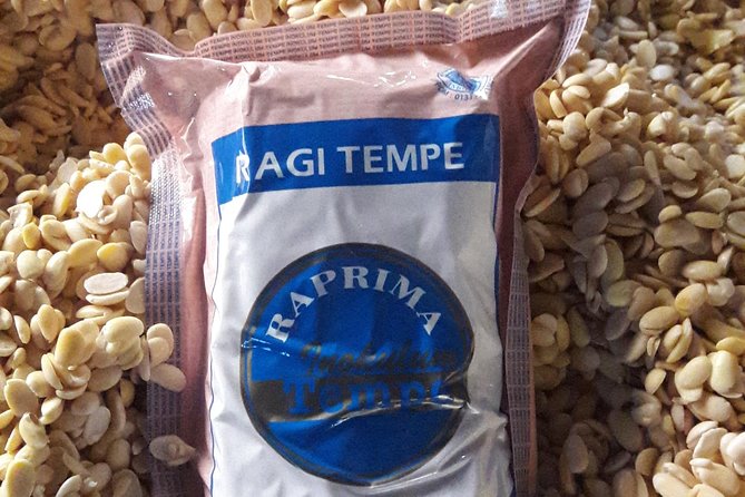 Traditional Tempeh Making & Cooking Balinese Cuisine - Eating in the garden after the work is done