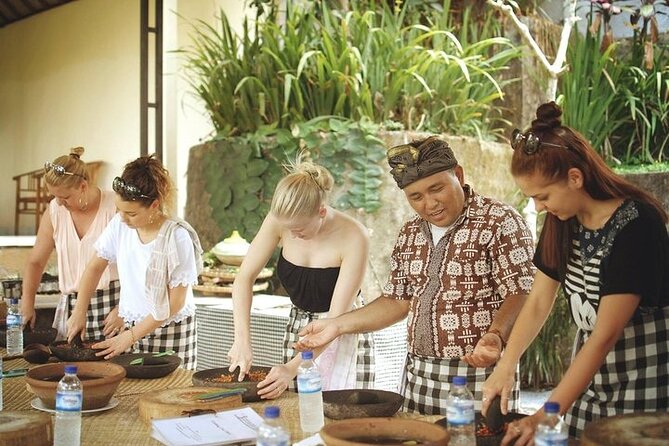 Ubud Cooking Class Bali with Balinese Chef - Seven dishes, one working station