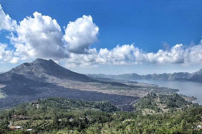 Ubud: Holy Water Temple, Volcano View, Rice Terrace, MonkeyForest - Starting with the Barong and Kris dance