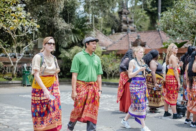 Ubud Small Group Tour: Monkey Forest, Tegalalang Rice Terraces and more - Ubud Traditional Art Market adds a human side