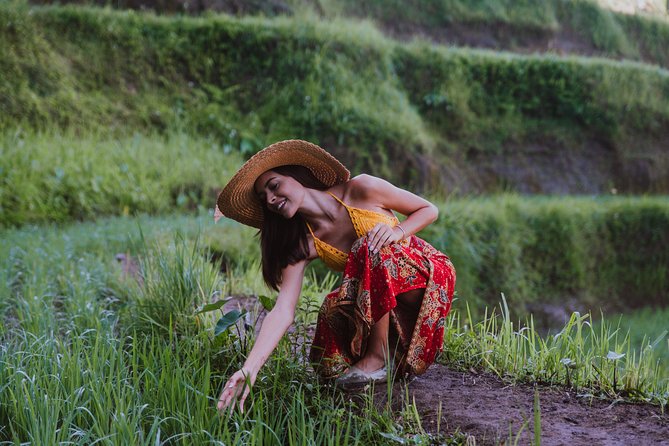 Ubud: Waterfall, Rice Terraces, and Monkey Forest Private Tour - A short stop at the Ubud Traditional Art Market
