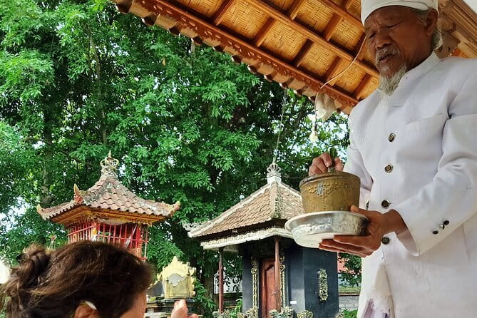 Ubud Yoga, Open Chakra Healing and Temple Spiritual Cleansing - Meeting a Balinese priest for mantra and chakra work