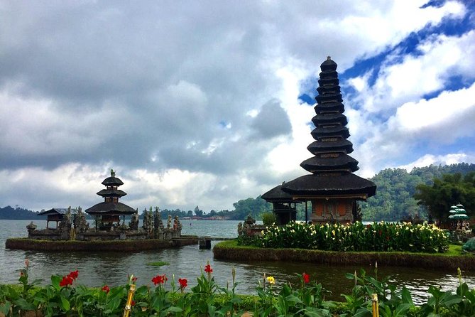 Ulun Danu Temple, Handara Gate, Wanagiri And Banyu Mala Waterfall - Handara Gate, a 30-minute photo stop