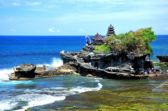 West Bali Tour: Taman Ayun, Ulun Danu Beratan, Jatiluwih Rice Terrace, Tanah Lot - Ulun Danu Beratan brings the classic lake view